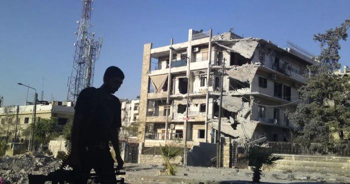 Distrugerile masive şi pierderile de vieţi umane din timpul celor 18 luni de conflict armat determină mulţi sirieni să-şi dorească încetarea revoltei, indiferent de cel care iese învingător FOTO: Reuters