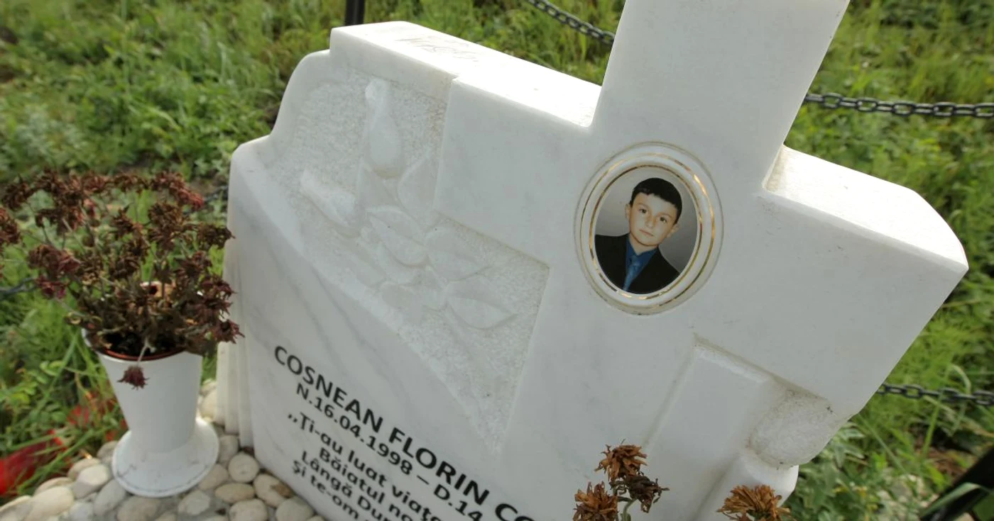 Părinţii lui Cosmin au ridicat un monument funerar la locul tragediei, în memoria fiului lor. Foto: Bogdan Crăciun