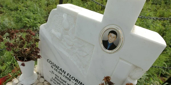 Părinţii lui Cosmin au ridicat un monument funerar la locul tragediei, în memoria fiului lor. Foto: Bogdan Crăciun