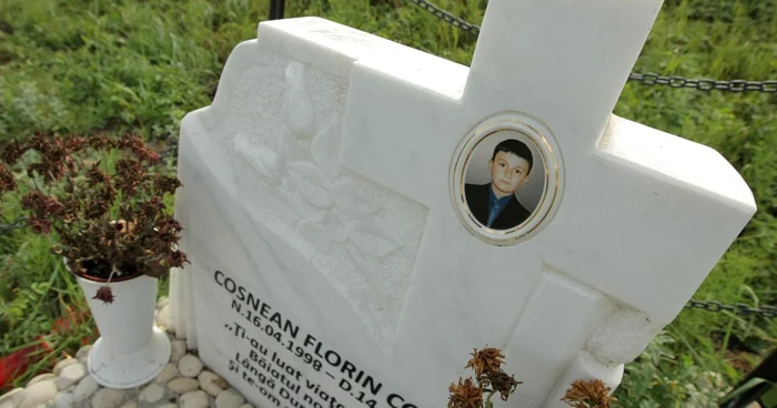 Părinţii lui Cosmin au ridicat un monument funerar la locul tragediei, în memoria fiului lor. Foto: Bogdan Crăciun