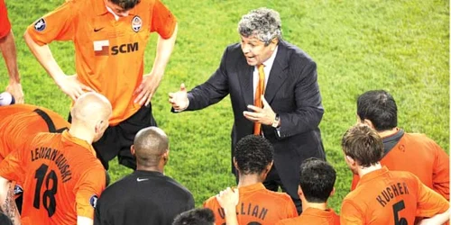 Mircea Lucescu (centru) încearcă să-şi mobilizeze elevii înaintea crucialului meci de sâmbătă