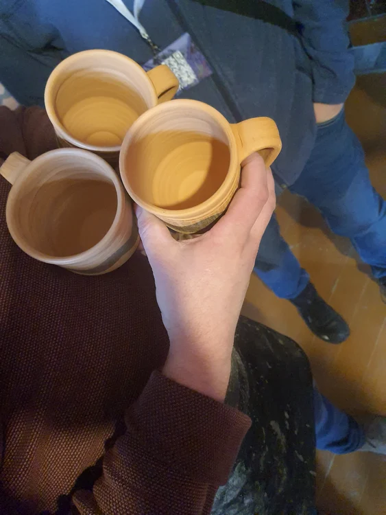 Pe ceramica originală vei vedea în interior urmele de degete ale olarului. FOTO: R.F.