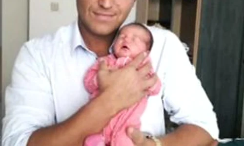 Bogdan Ionescu este un tată nespus de fericit de când a venit pe lume micuţa Sofia Anais (captură: ACASĂ TV) jpeg