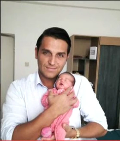 Bogdan Ionescu este un tată nespus de fericit de când a venit pe lume micuţa Sofia Anais (captură: ACASĂ TV)