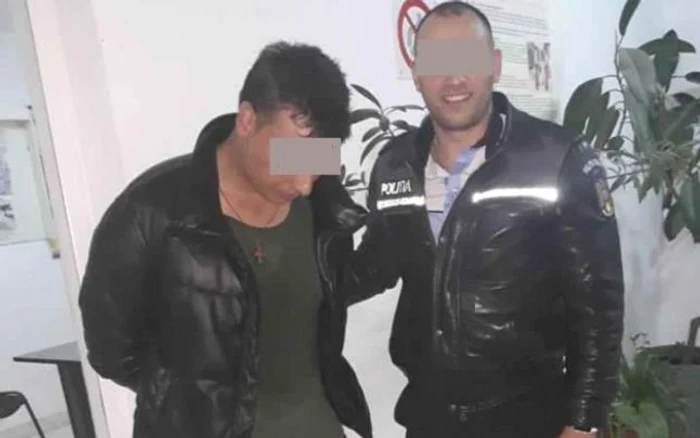 Poliţistul a fost obligat să achite daune morale pentru că s-a fotografiat cu suspectul furtului