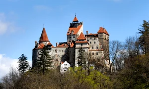 Jurnaliștii britanici de la Metro își îndeamnă cititorii să viziteze Castelul Bran jpeg