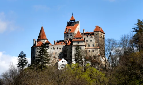 Jurnaliștii britanici de la Metro își îndeamnă cititorii să viziteze Castelul Bran jpeg