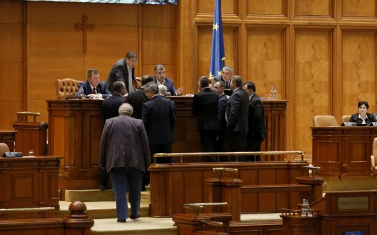 Liderii de grup s-au sfătuit de mai multe ori, dar tot au mers până la capăt cu votul pentru eliminarea pensiilor speciale, cu toate că ştiu că proiectul are şanse mari să nu treacă de CCR. FOTO Inquam Photos / George Călin