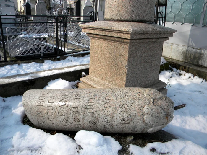 Monumentul funerar este retezat de câteva decenii FOTOGRAFII Dana Mihai