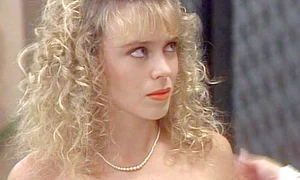 1995  Pe când juca  în serialul “Vecini” jpeg