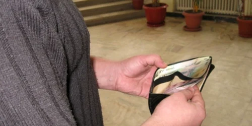 Hunedorenii au reclamat la OPC că bancherii continuă "să-i ardă" la portofel