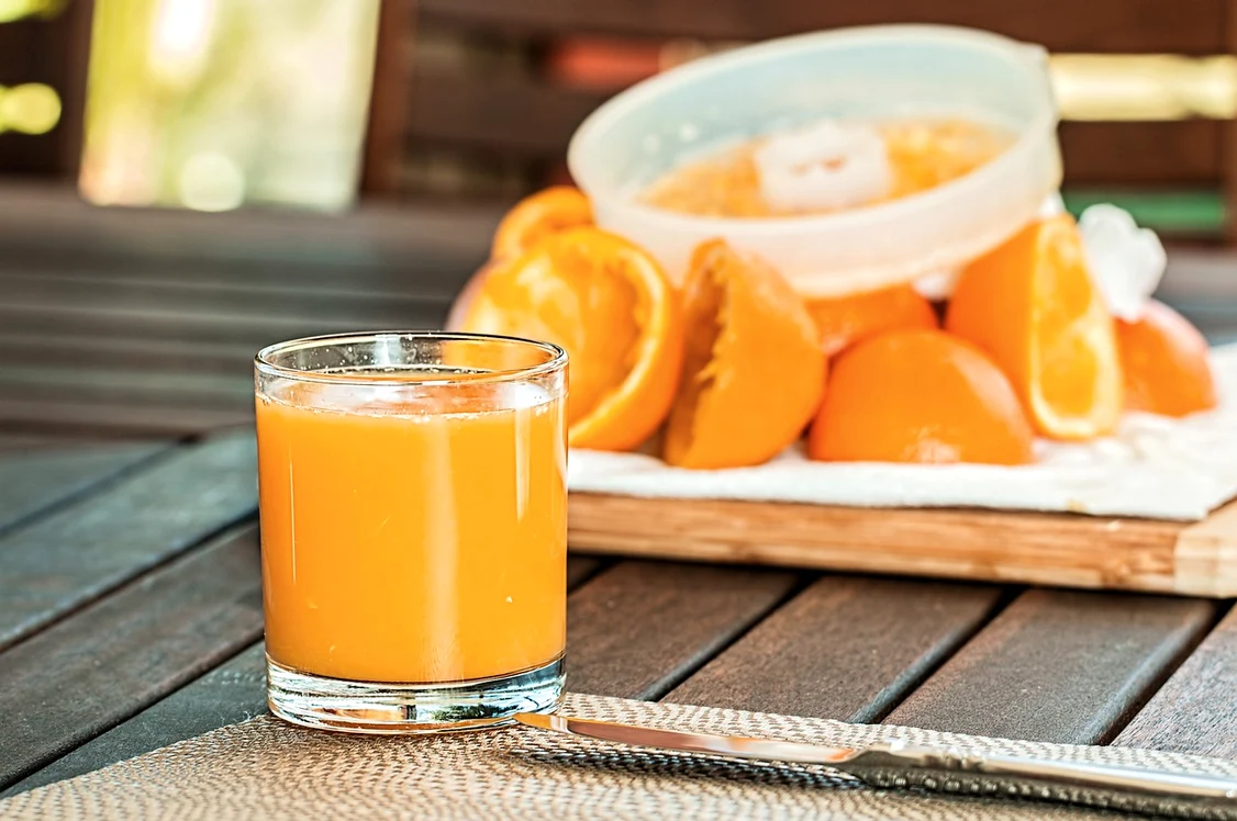 Sucul de portocale este o sursă importantă de vitamina C FOTO: Pixabay