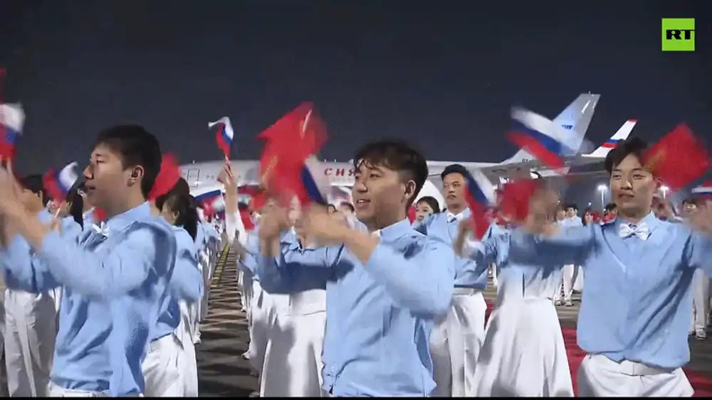 Imagini cu primirea fastuoasă a lui Putin în China: steaguri fluturate și urale pe aeroport
