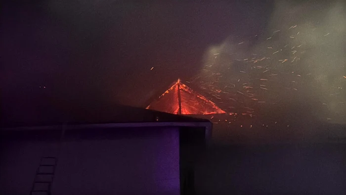 Incendiu la o pensiune FOTO: ISU Tulcea