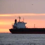 Petrolier taiwanez în flăcări după o coliziune cu un cargo grecesc