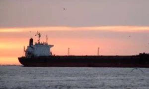 Petrolier taiwanez în flăcări după o coliziune cu un cargo grecesc