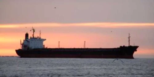 Petrolier taiwanez în flăcări după o coliziune cu un cargo grecesc