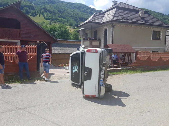 Şoferul a distrus poarta unei locuinţe şi a lovit o copilă aflată pe bicicletă Foto: IPJ Alba