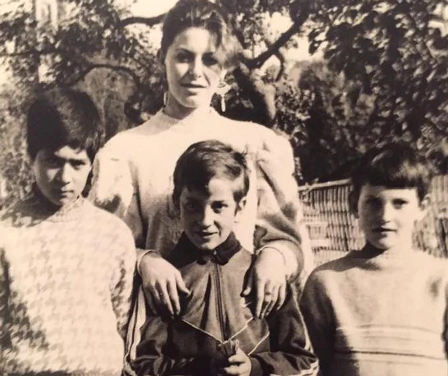 Monica Davidescu a fost învățător suplinitor în Câmpina. În izolare, le citește povești copiilor, cu fiica eifoto: arhivă personală