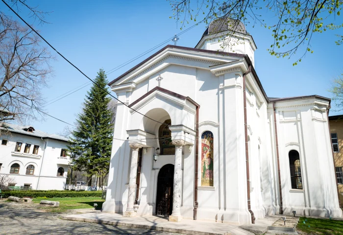 Biserica Mavrogheni este situată lângă Muzeul Țăranului Român și are hramul Izvorul Tămăduirii