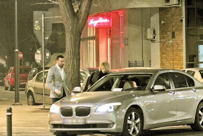 Galant, „prinţul” i-a deschis  iubitei portiera de la maşină