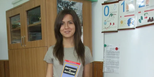 Alexandra Niţescu este eleva la Colegiul Naţional Mircea cel Batrân