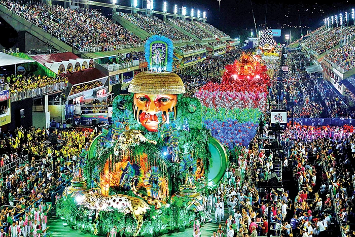 Carele alegorice, pline cu  zeci de dansatori de samba