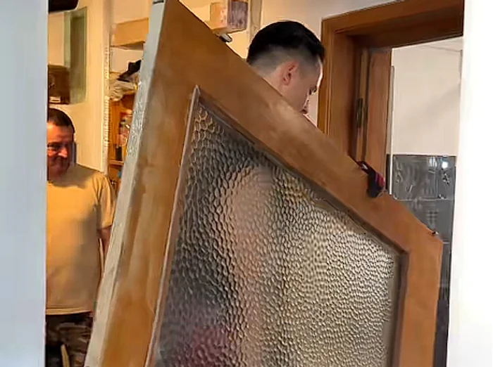 Demontarea unei uși vechi/sursă foto: captură video Tiktok