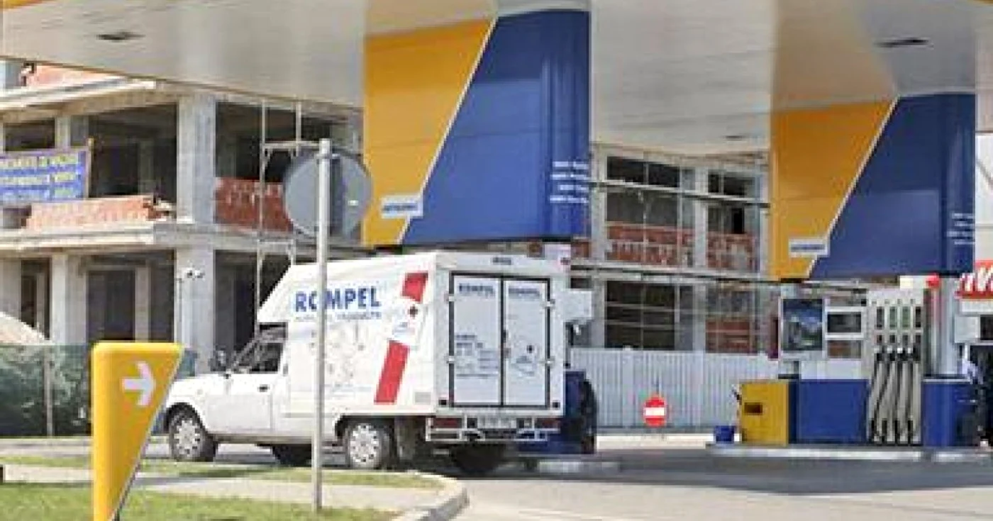 În benzinării s-au găsit alimente expirate