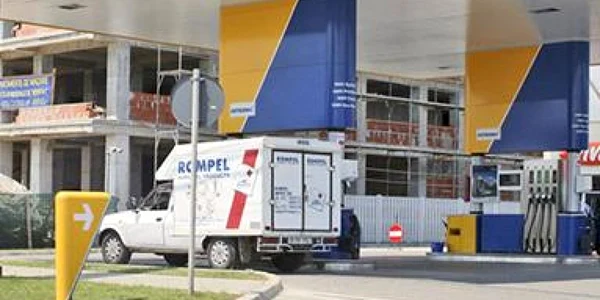 În benzinării s-au găsit alimente expirate