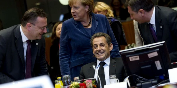 Preşedintele Nicolas Sarkozy se bazează pe puterea de convingere a Angelei Merkel (Euro summit 26 octombrie 2011) 