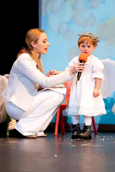 fiica lui Nicolae al Romaniei, Maria Alexandra, la prima ei serbare de Craciun pagina oficiala (2) jpg