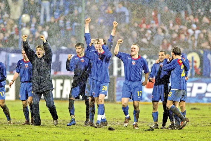 
    În 2005, fotbaliştii Stelei  au sărbătorit cu fanii  eliminarea ValencieiFoto: AFP  