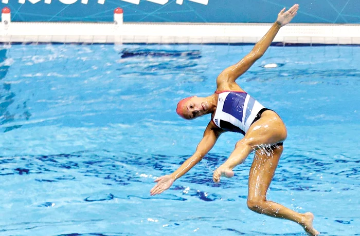 Cine se strâmbă mai tare