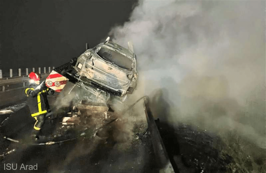 Incendiu pe A1: 8 mașini de pe un autotren au ars în totalitate. De la ce a pornit focul