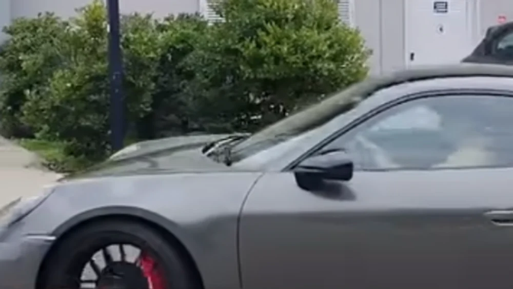 Sinner aleargă după Alcaraz cu un Porsche de ultimă oră. Garajul impresionant al starului italian conține și un Ferrari