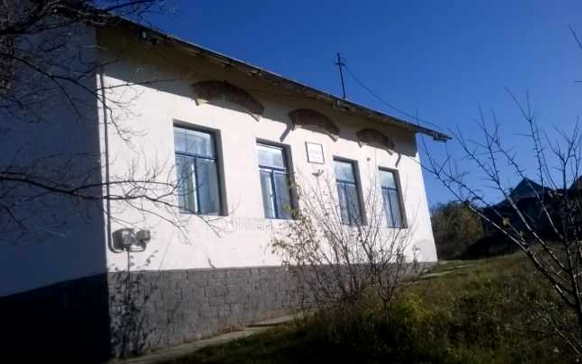 Elevii  învaţă în şcoala veche pentru că cea nouă este în stadiu de groapă