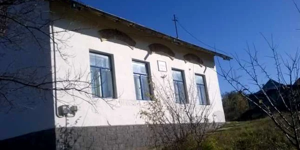 Elevii învaţă în şcoala veche pentru că cea nouă e la stadiu de groapă