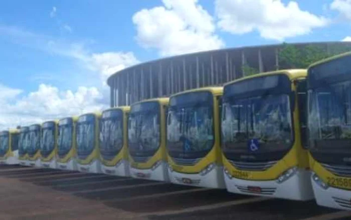 Autobuzele stau în parcarea stadionului