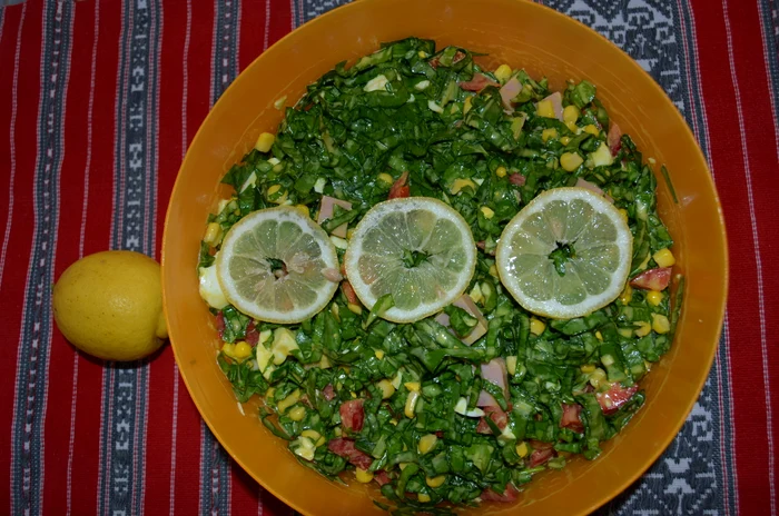 
    Salată cu leurdă şi suncă  