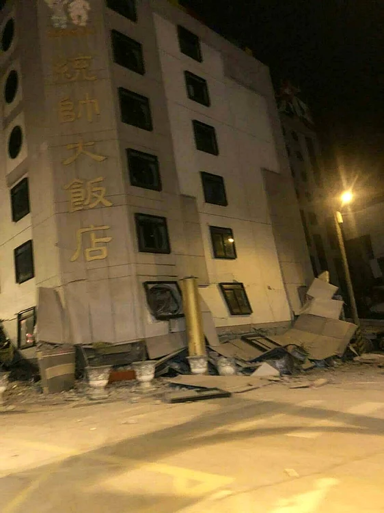 Hotel grav avariat în urma seismului din Taiwan Foto: EPA-EFE