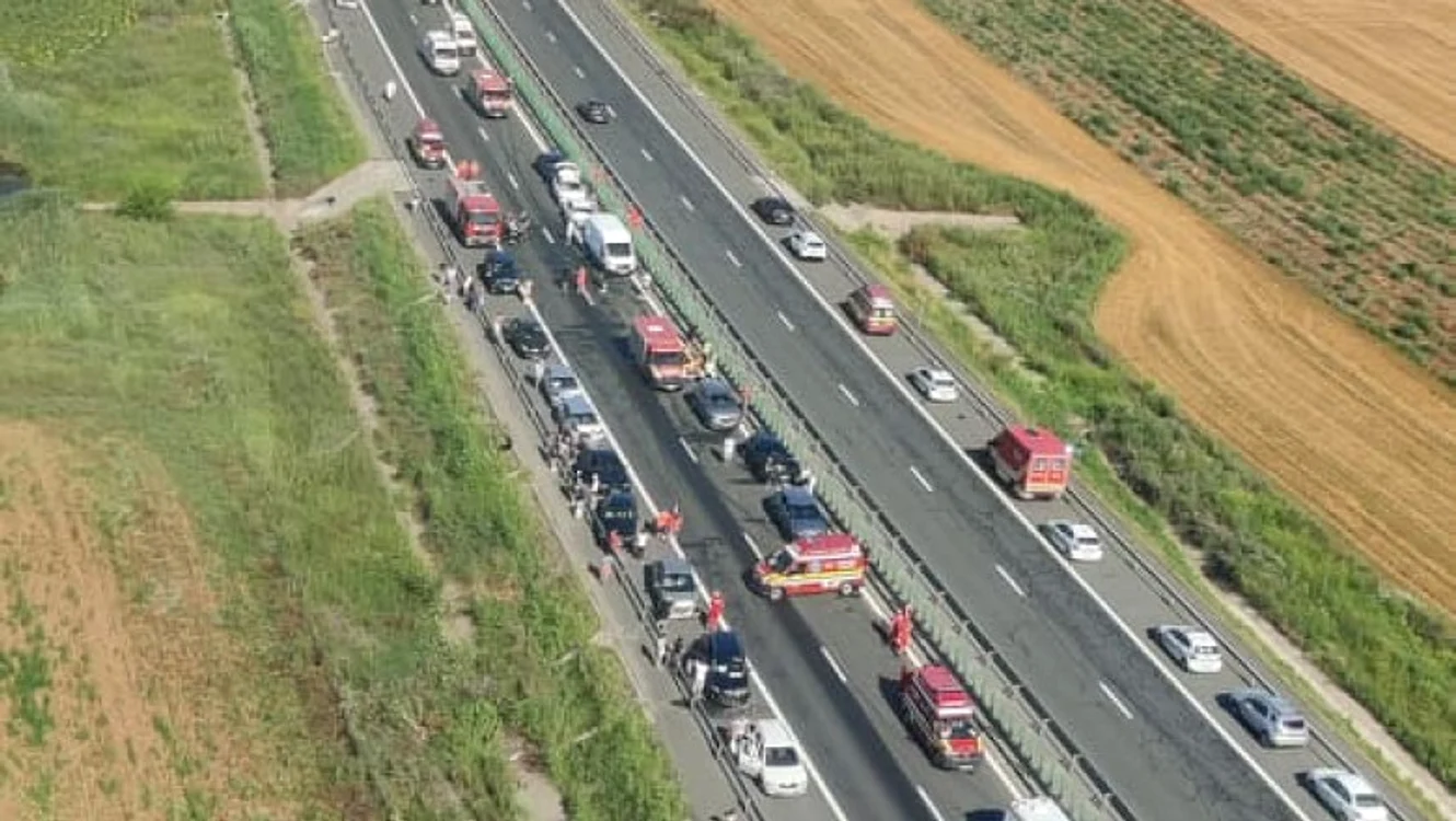
    Un carambol cu peste 50 de mașini a avut loc vineri dimineață, pe Autostrada SoareluiFoto: Digi24  