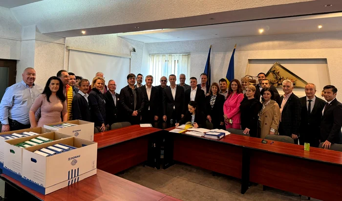 Iulian Dumitrescu, în momentul depunerii candidaturii. FOTO Facebook. I. D.