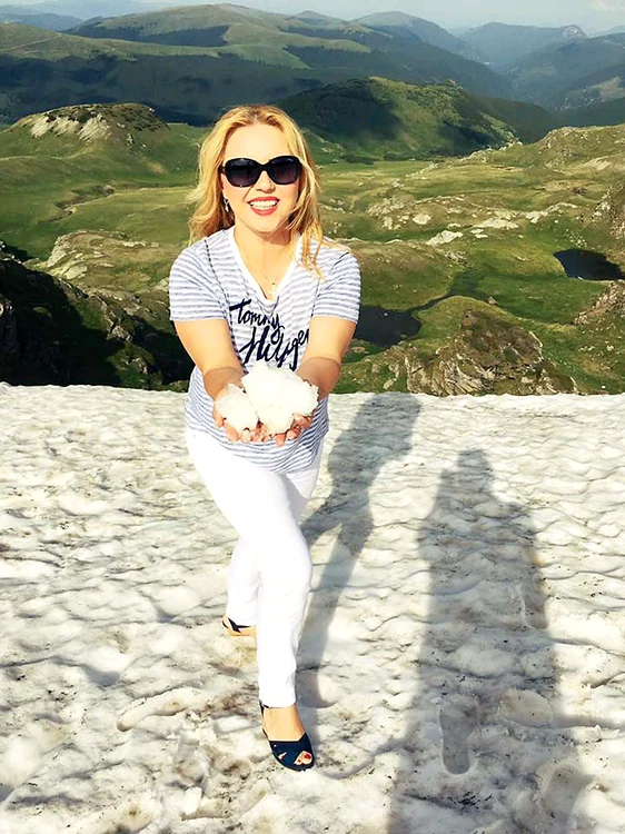 Transalpina: 17 grade. Cornelia Rednic s-a jucat cu zăpadă. Cântăreața era în tricou și sandale