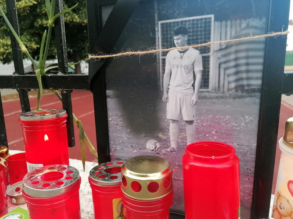 La poarta liceului au fost aprinse candele FOTO: A.M.