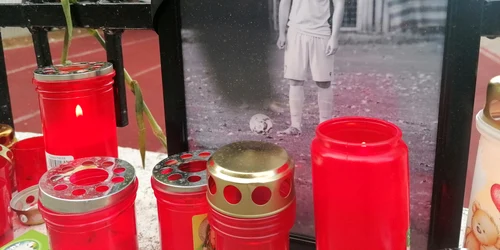 candele la LPS pentru Flavius Magraon, elevul inecat in olt   foto alina mitran (3) jpeg