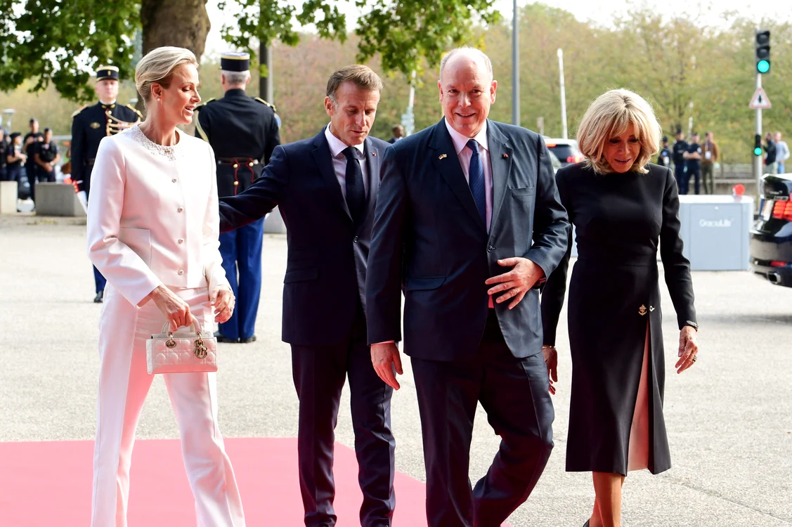 Charlene de Monaco în alb, Brigitte Macron în negru, Profimedia (1) jpg