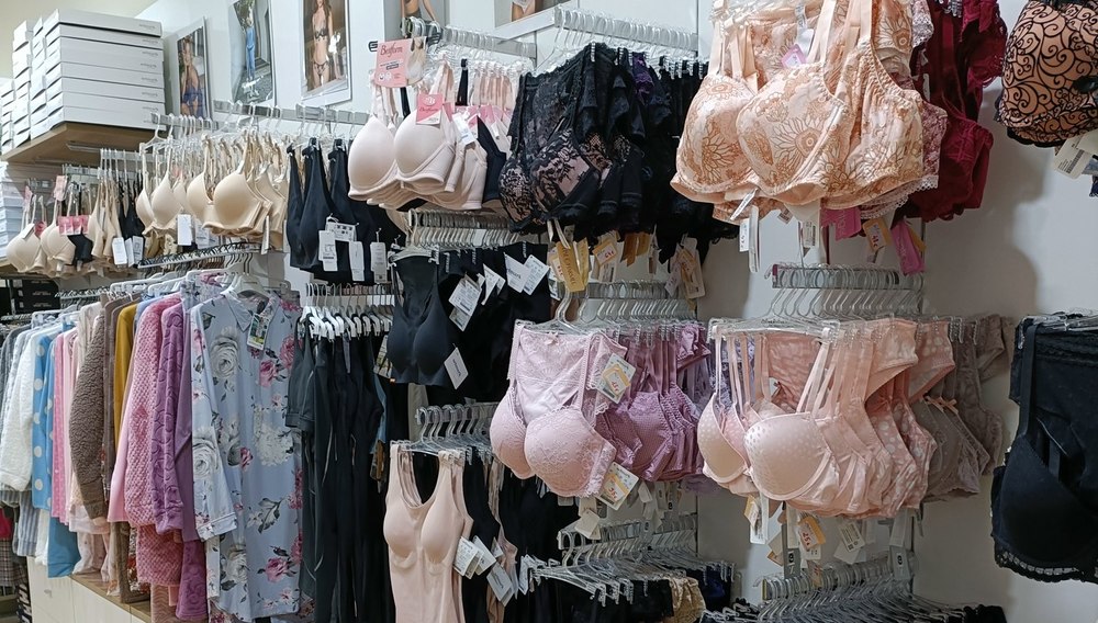 Scandal în UK după ce un angajat „care se identifică femeie” i-a propus unei adolescente de 14 ani să o ajute să probeze un sutien