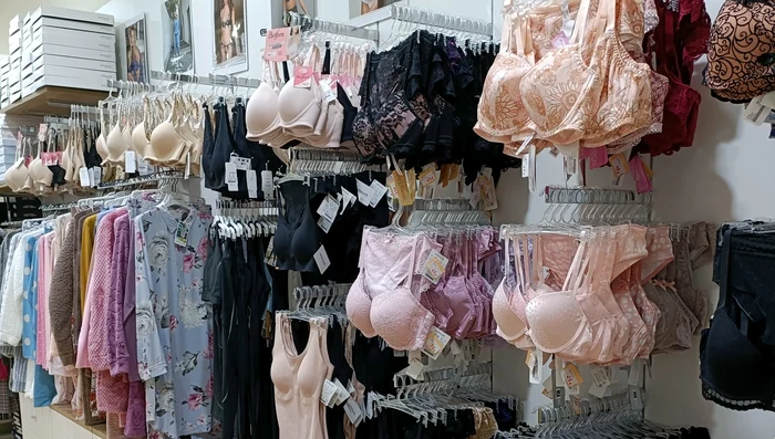 O adolescentă, „speriată” de un angajat transgender în secțiunea de lenjerie FOTO: Arhivă