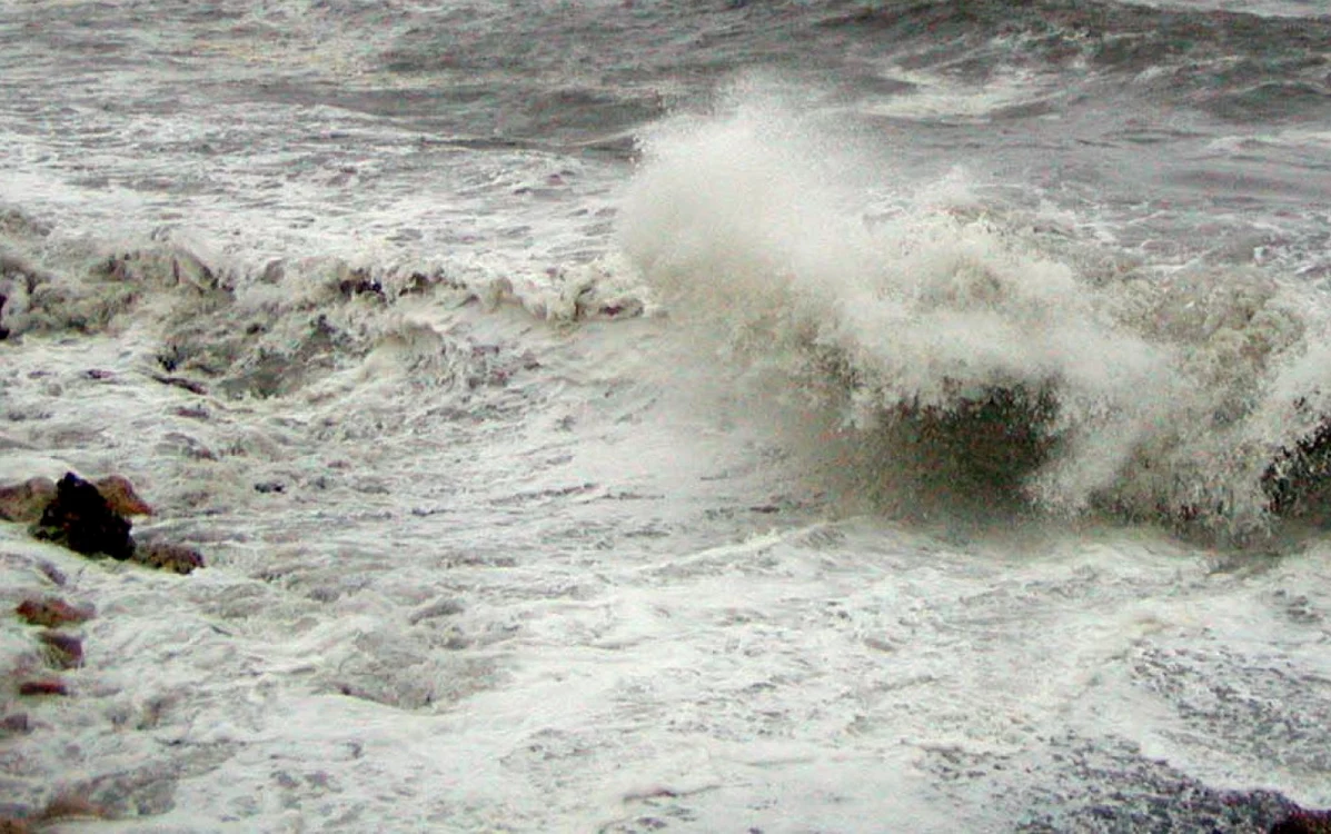 valuri de 10 metri frutuna pe mare jpeg